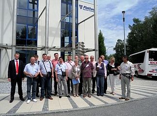 Bild unten: Gruppenbild nach dem Besuch mit Vortrag und Werksführung bei der Flottweg AG in Vilsbiburg