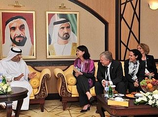 Bild oben: Staatssekretärin Katja Hessel während der Arab Health im Gespräch mit Gesundheitsminister Sheik Humaid Mohammed Obaid Al Qattami.