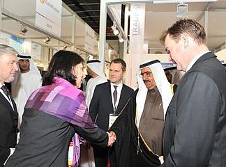 Bild unten: Staatssekretärin Katja Hessel begrüßt His Highness Sheik Hamdan bin Raschid al Maktum, Kronprinz von Dubai, am Stand. Links: Hans-Joachim Heusler, Geschäftsführer Bayern International.