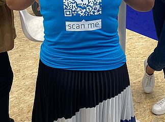 Susanne Schierok (Invest in Bavaria) im QR-Code-Shirt (Foto © BI)