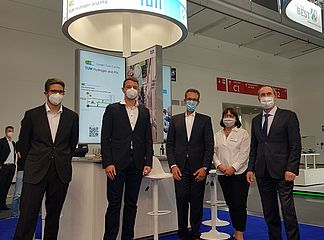 Zu Gast am Bayerischen Gemeinschaftsstand (von rechts nach links): Staatsminister Hubert Aiwanger, Nicole Rackow (Bayern International), Dr. Rainer Seßner (Bayern Innovativ) und zwei Studenten der TUM (Foto: © BI)