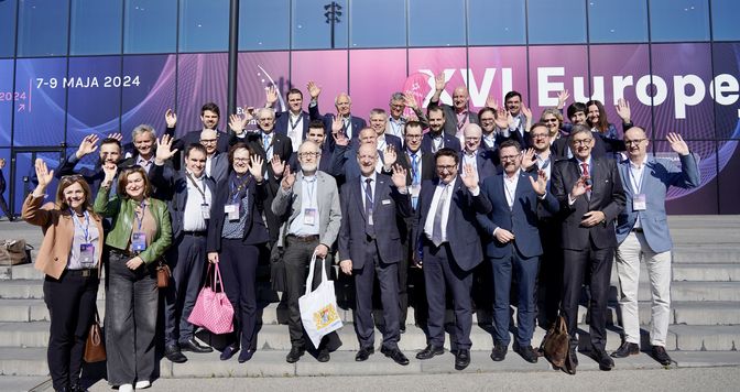 Die Delegation vor dem Eingang zum European Economic Congress in Katowice (Foto: © StMWi, Tanja Gabler)