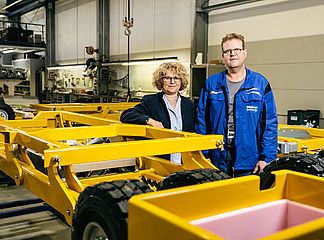 Die Geschwister Wackerbauer in der Fertigungshalle ihres Unternehmens. Während der Krise wurden nicht nur Maschinen produziert (Foto: © Thorsten Jochim)
