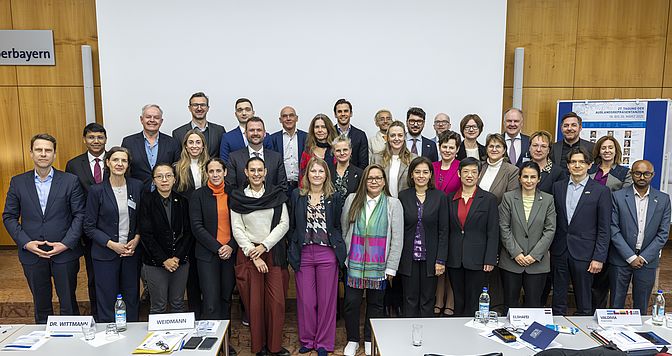 Gruppenbild zum 27. Repräsentantentreffen der Außenwirtschaft