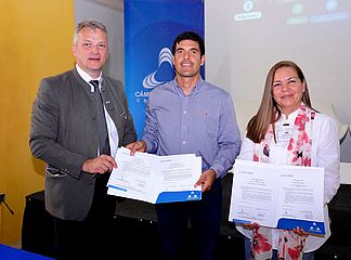 In Cartagena unterzeichneten die örtliche Handelskammer und die bayerische Repräsentantin in Südamerika, Pamela Valdivia (r.), im Beisein von Staatssekretär Roland Weigert einen LOI zum Ausbau der Partnerschaft (Foto: StMWi)