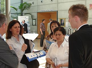 Bild Mitte: Hausmesse am LfU in Hof: Gespräche zum Thema Messtechnik im Bereich Wasser am Stand der Hydrometer GmbH