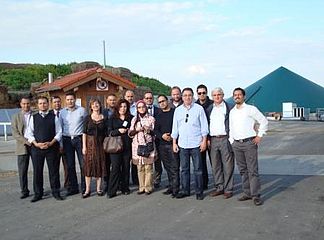 Bild oben: Gruppenbild beim Orttermin mit den Firmen Biogas Hochreiter GmbH und Fliegl Agrartechnik