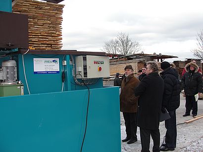 Beim Sägewerk Hofmann GmbH, Cadolzburg: hier werden die Tauchautomaten der REU Hubel GmbH von Herrn Hubel vorgeführt.