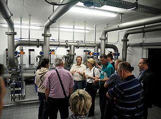 Bild oben: Besuch im Wasserwerk Grundmühle der Stadtwerke Kulmbach –  mit einer der größten Ultrafiltrationsanlagen Bayerns