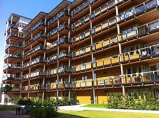 Bild Mitte: Växjös ganzer Stolz ist der drei Mal achtgeschossige Wohnkomplex „Limnologen“ in Växjö: 134 Appartements mit einer durchschnittlichen Wohnungsgröße von 114 Quadratmeter.