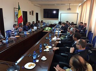 Foto oben: Gespräch der Delegation mit S.E. Dr. Yinager Dessie Belay, Kommissar der National Planning Commission