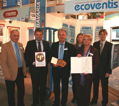 Herr Makowka mit seinem Team präsentiert die Goldmedaille für ECOVENTIS am Bayernstand